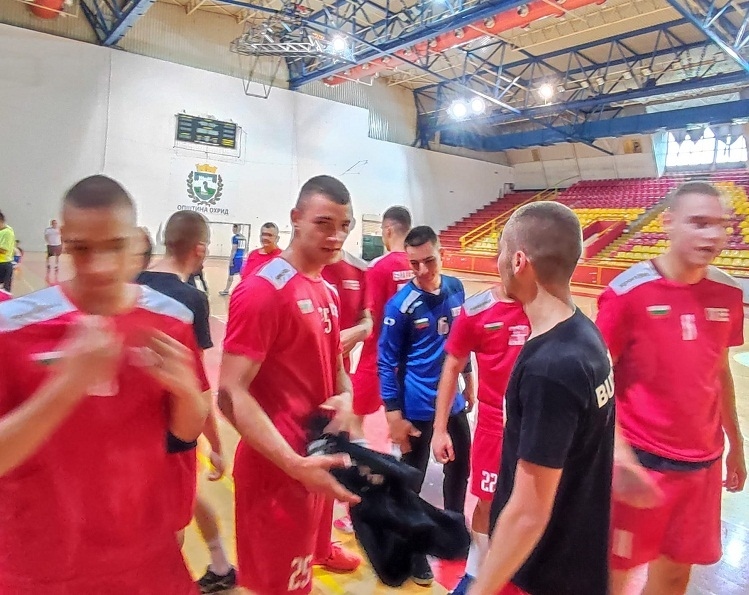 България, представена от отбора на ПГЕЕ, започна с победа в Балканското по хандбал за ученици